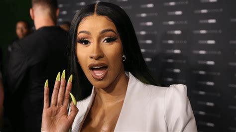 Cardi B fans share nudes after she accidentally leaks。